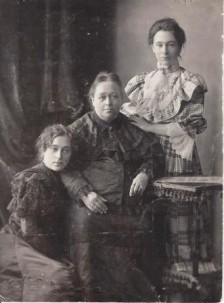 Евдокия Евтихиевна Пугасова с дочерьми
