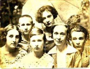 Бабушка Евдокия Никитична с детьми